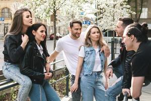 gruppe bester freunde amüsieren sich im freien. Jugendliche freuen sich, sich bei einem Treffen zu sehen. foto