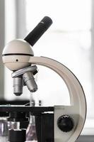 Professionelles Mikroskop an einem Arbeitsplatz in einem Labor foto