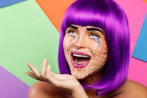 Modell im kreativen Bild mit Pop-Art-Make-up foto