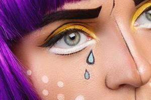 Modell im kreativen Bild mit Pop-Art-Make-up foto