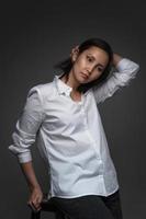 schönes asiatisches Model mit übergroßem weißem Hemd foto