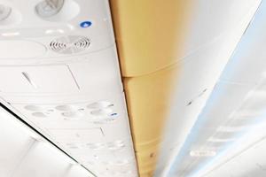 Überkopfkonsole für Passagiere in einem Flugzeug foto