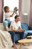 junges glückliches paar, das videospielkonsole spielt foto