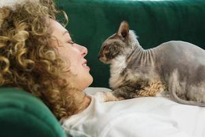 junge frau und ihre süße katze liegen foto