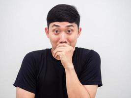 Nahaufnahme asiatischer Mann lacht, aber schließt seinen Mund von Hand Porträt auf weißem, isoliertem Hintergrund foto