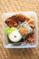 Nasi Kotak oder Reisbox oder Lunchbox, beliebt als Sego Berkat foto