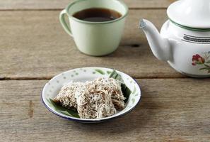 ongol-ongol, indonesischer traditioneller snack aus pfeilwurzelmehl und braunem zucker foto