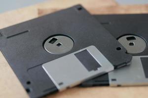 eine alte Vintage-Diskette auf grauem Hintergrund. foto