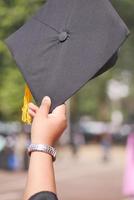 schüler halten hüte in der hand während des anfangserfolgs auf gelbem hintergrund foto