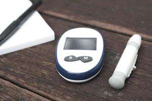 Nahaufnahme von diabetischen Messwerkzeugen und Pillen auf farbigem Hintergrund foto