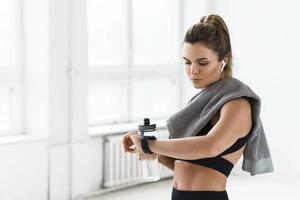 junge und schöne Frau nach dem Fitnesstraining im Fitnessstudio foto