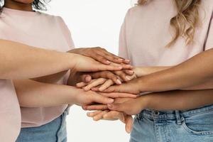 Frauenhände unterschiedlicher ethnischer Zugehörigkeit. multikulturelle Vielfalt und Freundschaft. foto