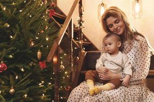 glückliche mutter und ihr süßer kleiner sohn feiern weihnachten oder neujahr. foto