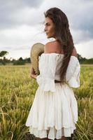 junge schöne Frau mit Strohhut im Reisfeld foto