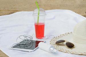 verschiedene Artikel am Strand für den Sommerurlaub foto