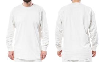 mann, der weißes langärmliges t-shirt mit leerem raum für design trägt foto