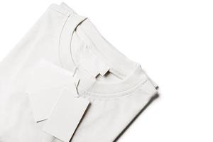 T-Shirt mit leeren Papieretiketten auf weißem Hintergrund foto