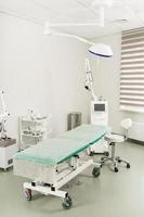 Operationssaal in der medizinisch-ästhetischen Klinik foto