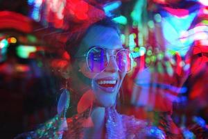 frau, die nach drogenmissbrauch einen psychedelischen trip mit halluzinationen hat foto