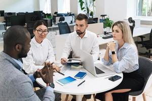 multiethnische geschäftsleute beim treffen im modernen büro foto