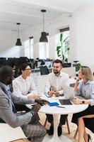 multiethnische geschäftsleute beim treffen im modernen büro foto