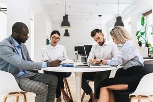 multiethnische geschäftsleute beim treffen im modernen büro foto