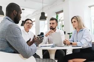 multiethnische geschäftsleute beim treffen im modernen büro foto