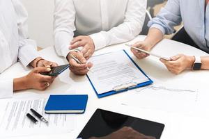 geschäftsleute während des treffens arbeiten am runden tisch foto