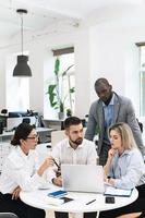 multiethnische geschäftsleute beim treffen im modernen büro foto