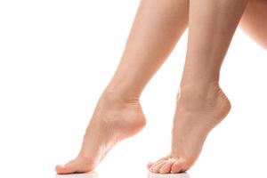 weibliche füße mit glatter weicher haut nach der haarentfernungsbehandlung foto