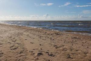 Sandstrand und Ostsee an sonnigen Tagen foto