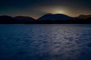 loch ehrfürchtiger sonnenaufgang foto