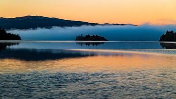 loch ehrfürchtiger sonnenaufgang foto