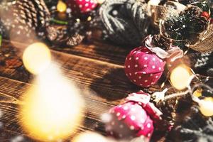 Frohe Weihnachten und ein glückliches Neues Jahr. Weihnachtskomposition. geschenke tannenzweige, kugelrote dekorationen auf einem hölzernen hintergrund mit kopienraum für ihren text. weihnachten, winterneujahrskonzept. foto