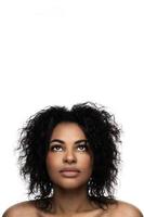 junge schöne schwarze Frau mit glatter Haut auf weißem Hintergrund foto