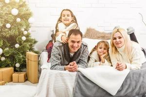 Porträt einer freundlichen Familie am Weihnachtsabend foto