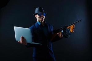 Film Noir Gangster schießt mit Waffe foto