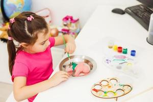 kleines Mädchen malt in ihrem Kinderzimmer zu Hause foto