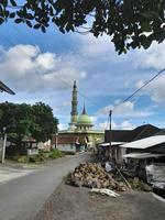 insel lombok, indonesien, 19. dezember 2022. eine der moscheen mitten in einem dorf auf der insel lombok, indonesien foto