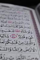 Nahaufnahme auf die Verse des Koran oder Koran. konzentrieren sie sich auf den roten lafadz allah text foto