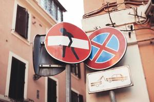 geänderte Verkehrszeichen, verschiedene interessante Zeichnungen und Slogans auf den Straßen der Stadt. foto