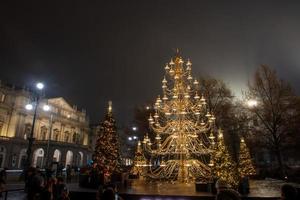 italien 2022 beleuchteter weihnachtsbaum am eingang der galerie vittorio emanuele in mailand foto