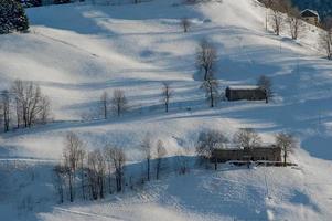 verlassenes Dorf, umgeben von Schnee foto