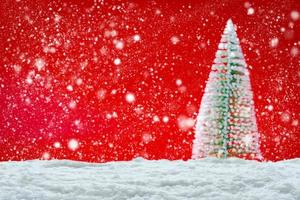 leerer weißer Schnee mit unscharfem Weihnachtsbaumhintergrund foto