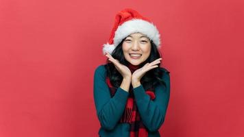 Nahaufnahme Foto der charmanten Dame mit Weihnachtsmütze lächelnd tragen stilvoll gut aussehen isoliert auf rotem Hintergrund