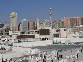 mekka, saudi-arabien, dezember 2022 - in der masjid al-haram in mekka versammeln sich nach dem freitagsgebet pilger aus aller welt im außenhof. foto