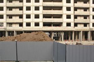 Fenster des Gebäudes auf der Baustelle des neuen Wohngebiets. industrie modernes bürgerliches hausgeschäft. konzept der entwicklungsverbesserungsstadt. Architekturplanung einer Stadt. Renovierungsprojekt. foto