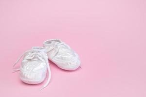 booties für ein neugeborenes auf einem rosa hintergrundkopienraum foto