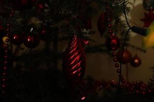 Weihnachtsschmuck aus einem natürlichen Baum, der Farbe und eine besondere visuelle Wirkung bietet foto