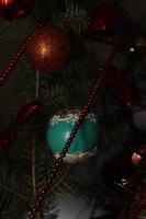 Weihnachtsschmuck aus einem natürlichen Baum, der Farbe und eine besondere visuelle Wirkung bietet foto
